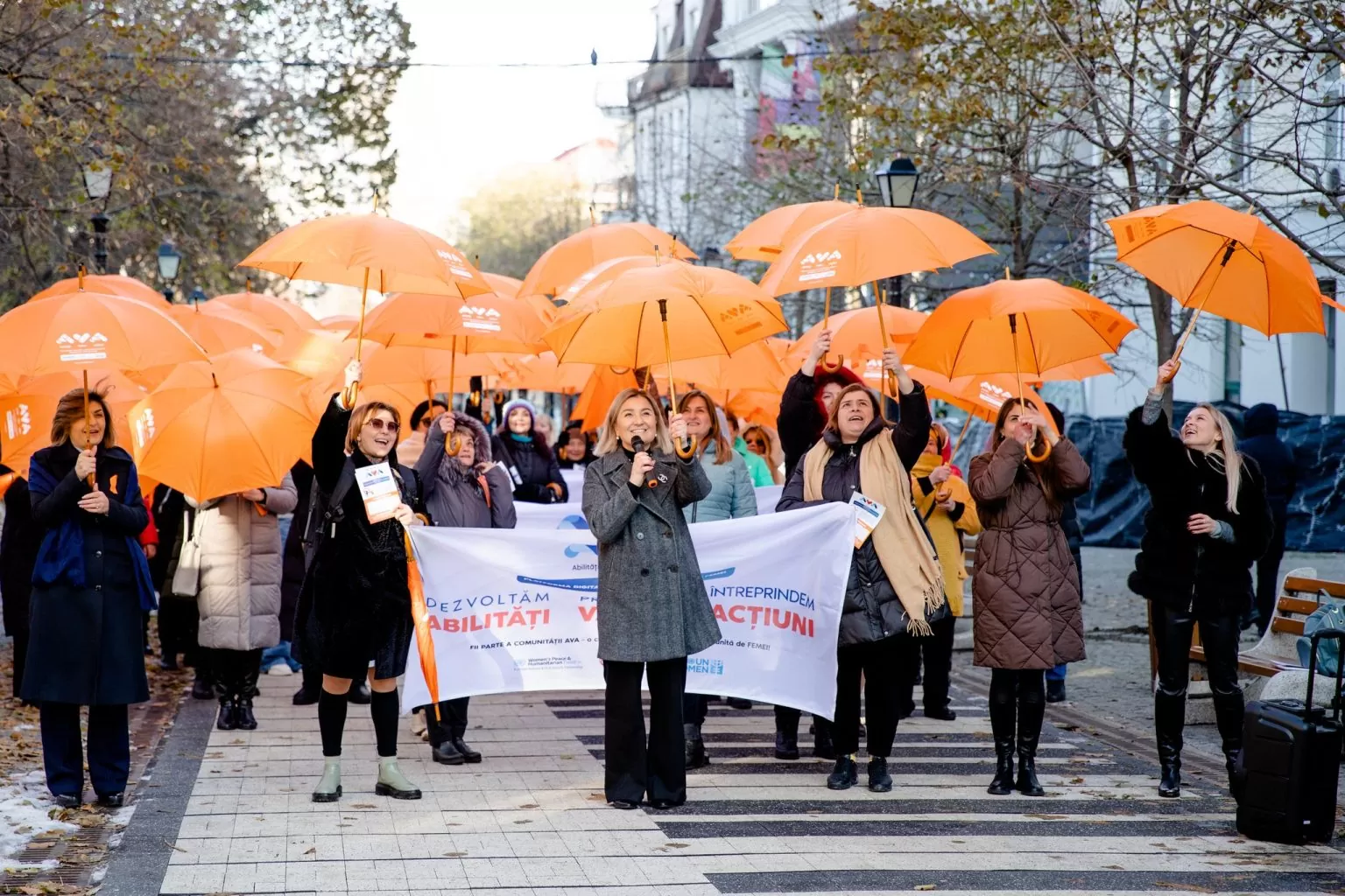 Flashmob: ,,Împreună sub aceeași umbrelă pentru o comunitate solidară, empatică și unită de FEMEI”