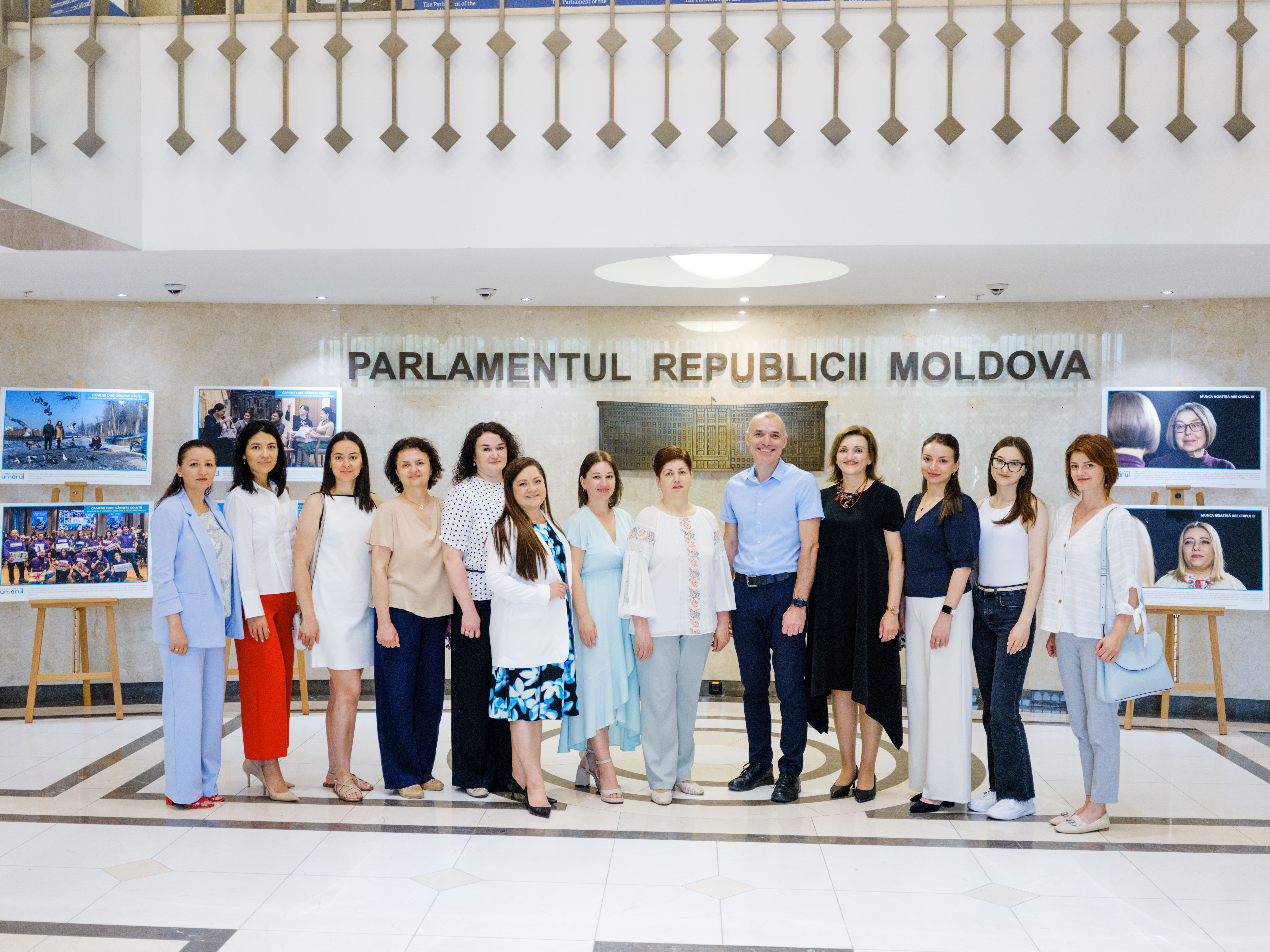 Expoziția de fotografii „Oameni pentru care punem umărul” ajunge la Parlamentul Republicii Moldova